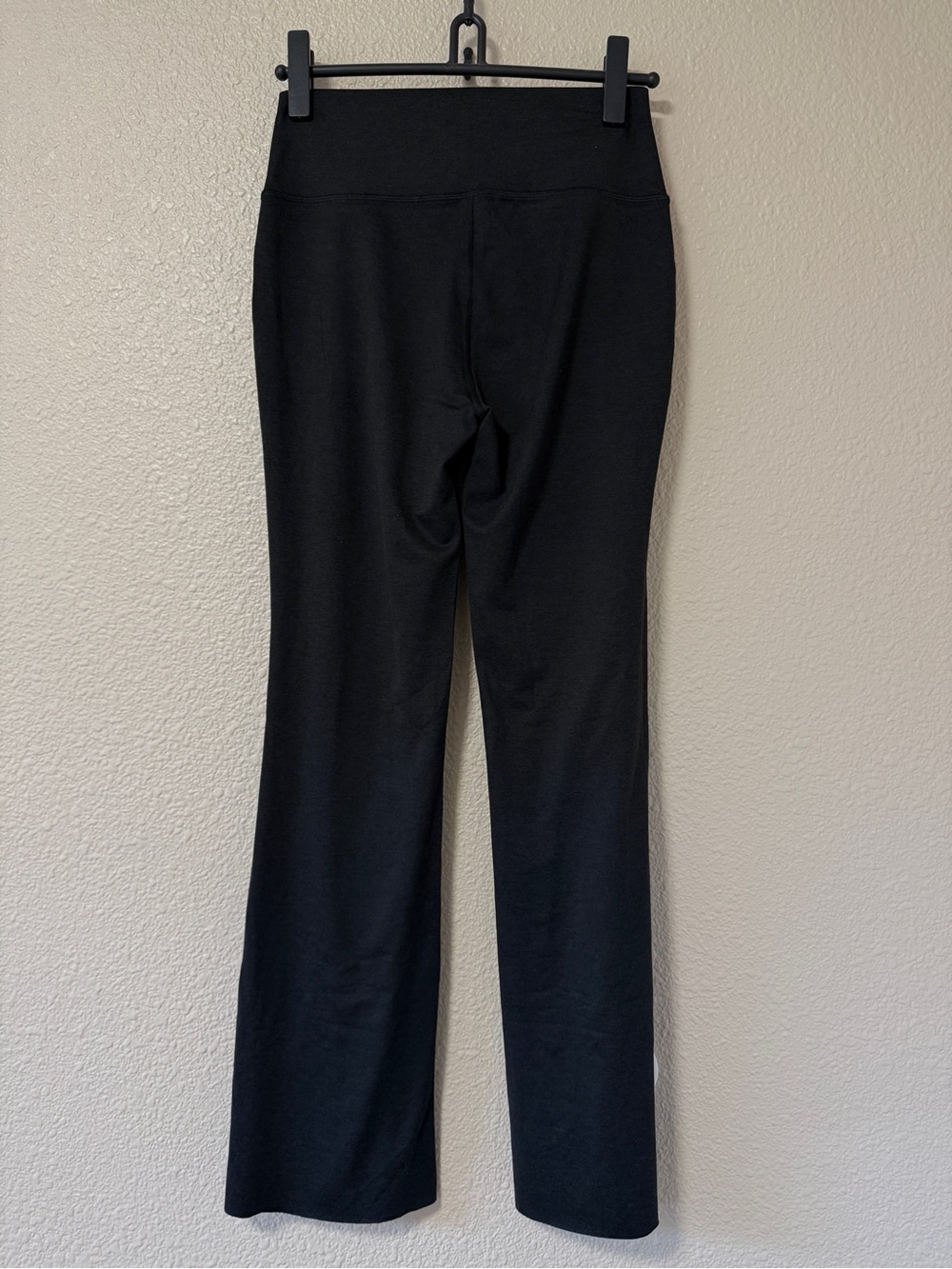 NWOT Vuori Halo Slim Flare Pant Yoga Athleisure Everyday Chic DreamKnit Black M - Picture 7 of 8
